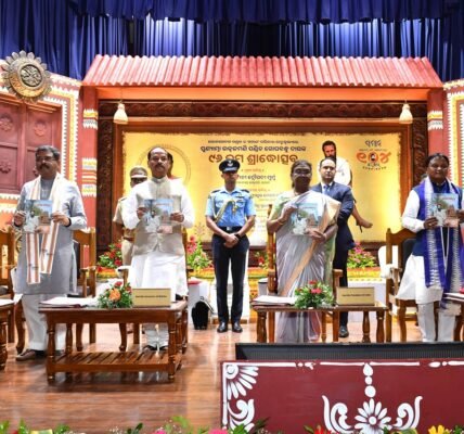 President Draupadi Murmu attended the function organized on the 96th death anniversary of Utkalamani Pandit Gopabandhu Das in Bhubaneswar, Odisha