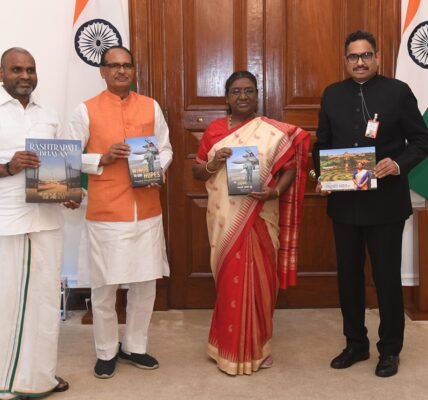 President receives first copies of ‘Wings to Our Hopes’, ‘Aashaon ki Udaan’, ‘Kahaani Rashtrapati Bhavan Ki’ and ‘Rashtrapati Bhavan Heritage Meets the Present’