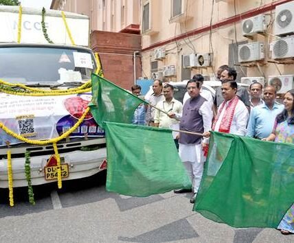 Union Minister Prahlad Joshi flagged off tomato sale at subsidized price of Rs 60 per kg