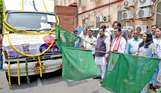 Union Minister Prahlad Joshi flagged off tomato sale at subsidized price of Rs 60 per kg