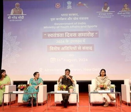 Dr. Mansukh Mandaviya interacts with youth volunteers invited to the Independence Day celebrations
