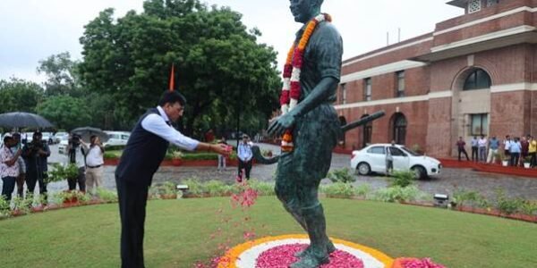 Dr. Mansukh Mandaviya pays floral tribute to Hockey wizard Major Dhyan Chand