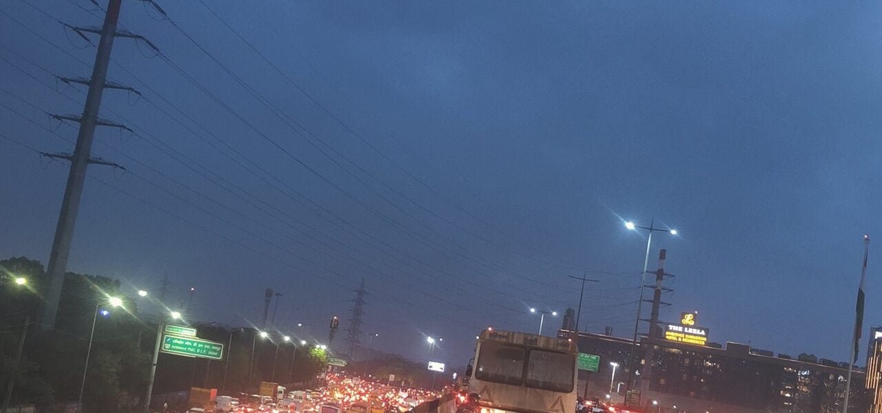 Due to rain in various parts of the national capital Delhi, waterlogging has occurred and traffic has been affected in some areas.