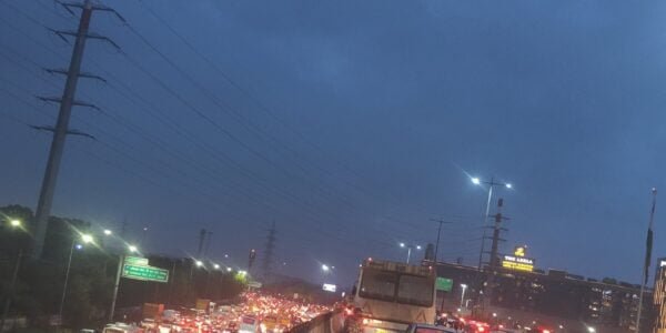 Due to rain in various parts of the national capital Delhi, waterlogging has occurred and traffic has been affected in some areas.