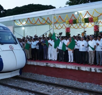 Minister of State for Railways V. Somanna inaugurated the stoppage of Vande Bharat Express train at Tumkuru Railway Station