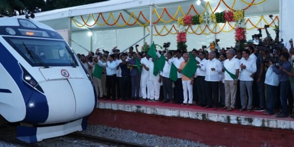 Minister of State for Railways V. Somanna inaugurated the stoppage of Vande Bharat Express train at Tumkuru Railway Station