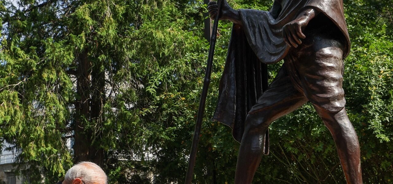 PM Modi pays tribute to Mahatma Gandhi's statue in Kyiv today