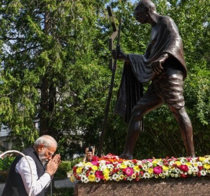 PM Modi pays tribute to Mahatma Gandhi's statue in Kyiv today