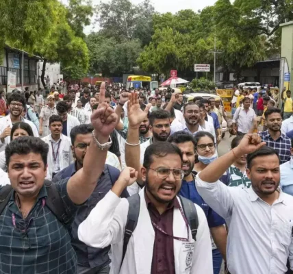 Resident doctors of AIIMS and Dr. Ram Manohar Lohia Hospital called off their strike