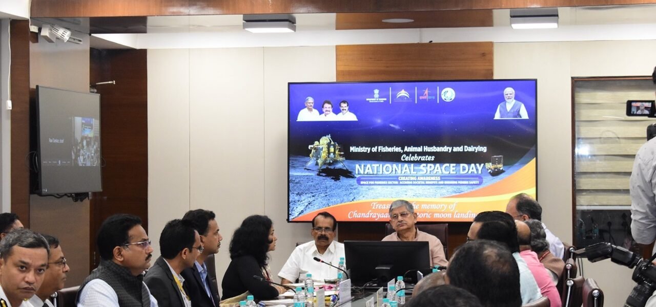 government will install one lakh transponders on sea vessels to enhance the business and safety of fishermen