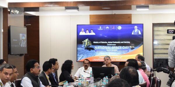 government will install one lakh transponders on sea vessels to enhance the business and safety of fishermen