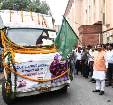 Consumer Affairs, Food and Public Distribution Minister Pralhad Joshi flagged off a mobile van selling onions at Rs 35 per kg