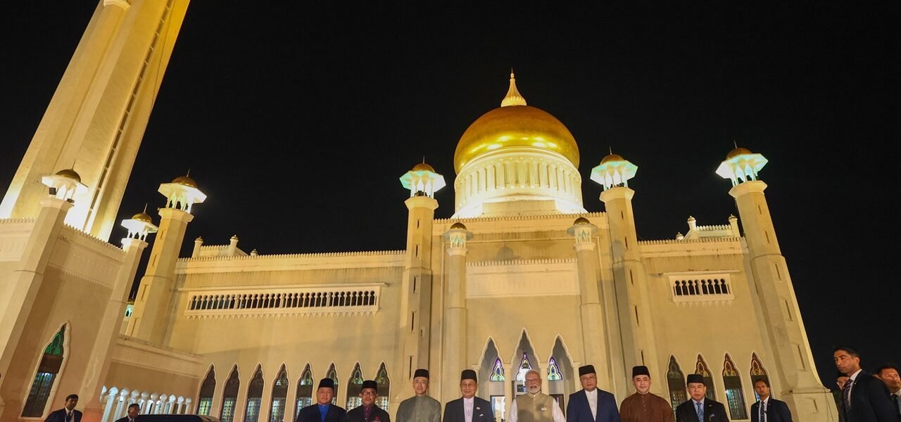 PM Modi visited the iconic Omar Ali Saifuddien Mosque in Bandar Seri Begawan today