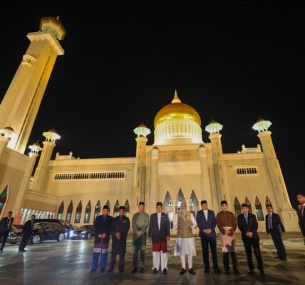 PM Modi visited the iconic Omar Ali Saifuddien Mosque in Bandar Seri Begawan today