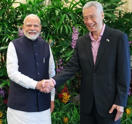 PM Narendra Modi met Senior Minister and former Prime Minister of Singapore Lee Hsien Loong today