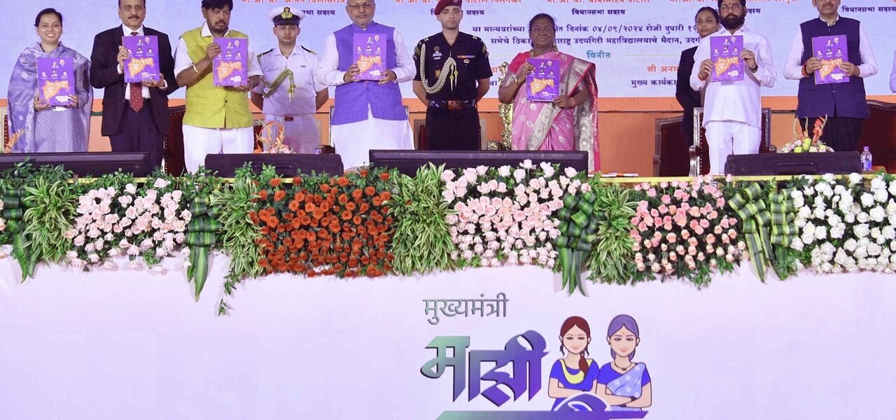President addresses a gathering of beneficiaries of 'Shasan Aaplya Dari' and 'Chief Minister Majhi Ladki Behen Yojana' of Maharashtra Government