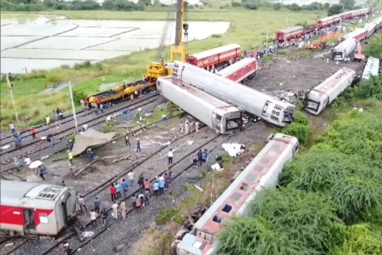 चेन्नई डिवीजन के कवराईपेट्टई में ट्रेन संख्या 12578 मैसूरु-दरभंगा बागमती एक्सप्रेस के दुर्घटनाग्रस्त