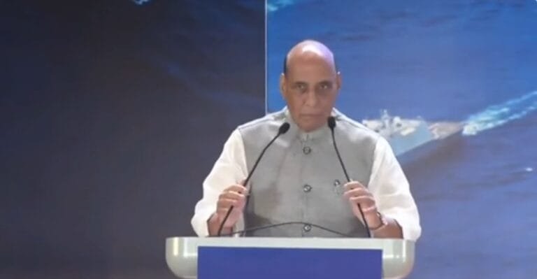 रक्षा मंत्री राजनाथ सिंह ने कार्यस्थल पर स्वच्छता बनाए रखने के लिए अधिकारियों से सप्ताह में कुछ घंटे श्रमदान का आह्वान किया