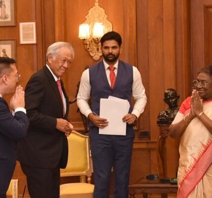 Defence Minister of Singapore Dr. Ng Eng Hen met the President of India Draupadi Murmu at Rashtrapati Bhavan today