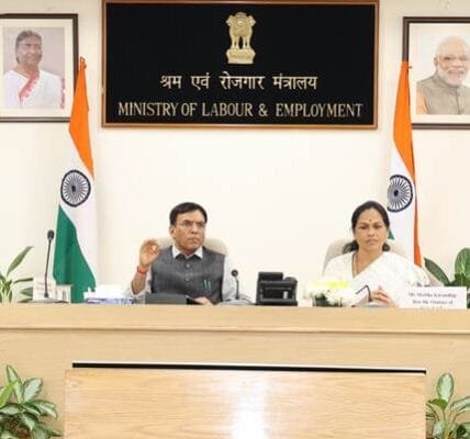 Dr Mansukh Mandaviya chairs a meeting with Platform Workers Association to discuss social security measures