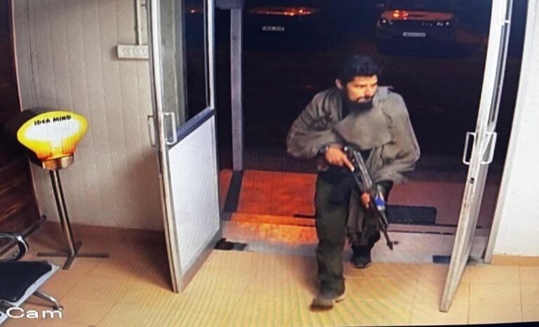 जम्मू-कश्मीर पुलिस ने रविवार के गगनगीर हमले में शामिल दो विदेशी आतंकवादियों की तस्वीरें जारी की