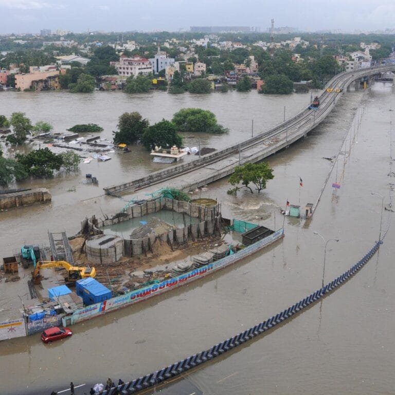 मौसम विभाग ने अगले 24 घंटों के दौरान चेन्नई, तिरुवल्लूर, कांचीपुरम और चेंगलपेट जिले में मूसलाधार बारिश की संभावना व्‍यक्‍त की