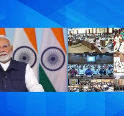 PM Modi lays the foundation stone of various development projects worth Rs 7,600 crore in Maharashtra