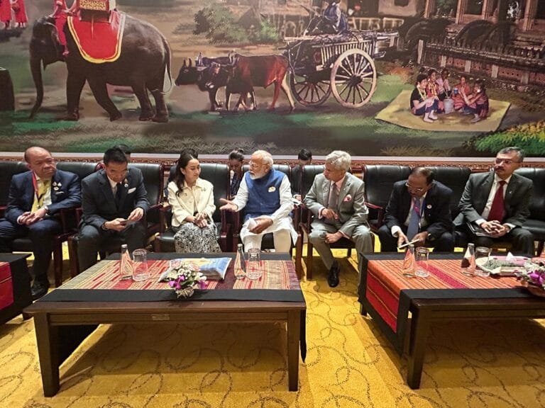 प्रधानमंत्री मोदी ने वियनतियाने में पूर्वी एशिया शिखर सम्मेलन के अवसर पर थाईलैंड की प्रधानमंत्री पैतोंगतार्न शिनावात्रा से मुलाकात की