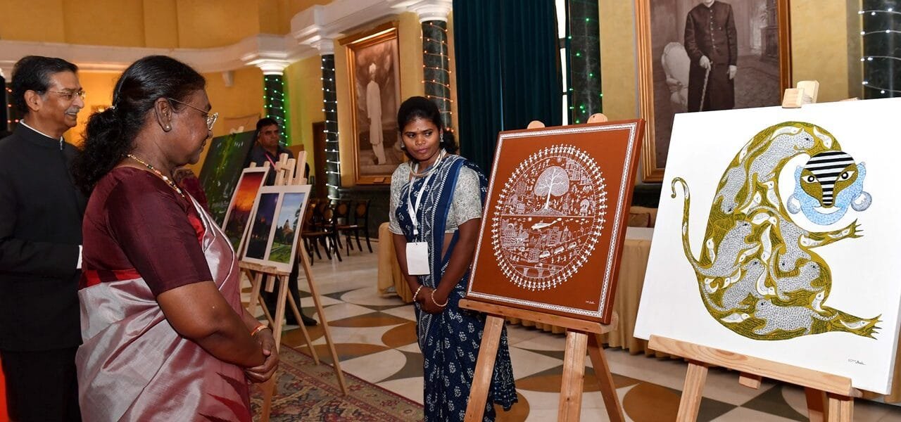 President Draupadi Murmu visited the art exhibition organized at Rashtrapati Bhavan