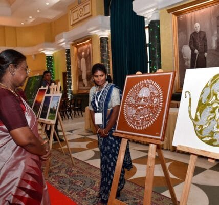 President Draupadi Murmu visited the art exhibition organized at Rashtrapati Bhavan