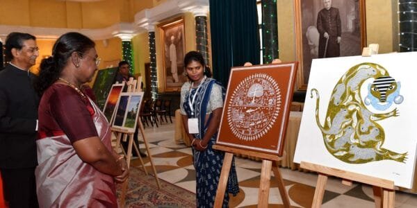 President Draupadi Murmu visited the art exhibition organized at Rashtrapati Bhavan