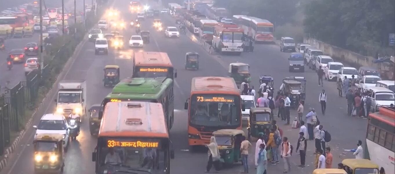 air quality in the capital Delhi continues to remain in the very poor category