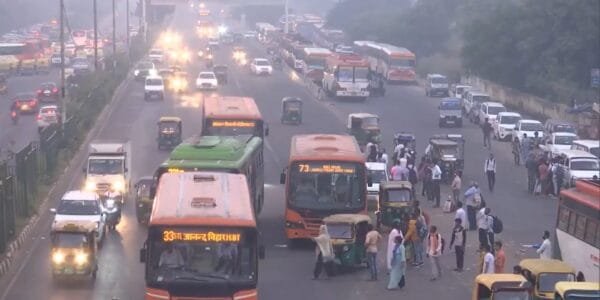 air quality in the capital Delhi continues to remain in the very poor category