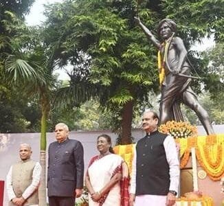 President, Vice President and Lok Sabha Speaker pay floral tributes to Bhagwan Birsa Munda in Parliament House Complex