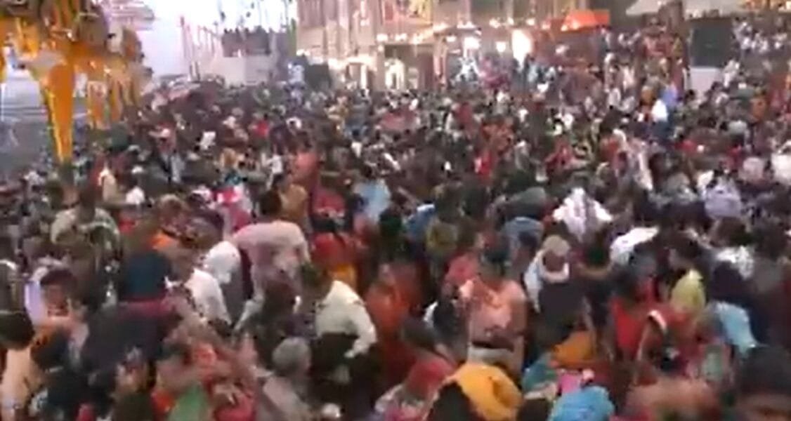 Today, on the occasion of Kartik Purnima, a large number of devotees are taking bath in rivers.