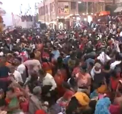 Today, on the occasion of Kartik Purnima, a large number of devotees are taking bath in rivers.