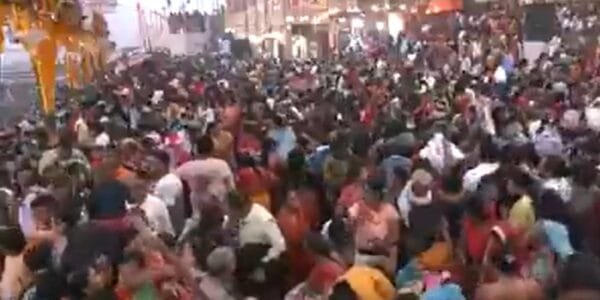 Today, on the occasion of Kartik Purnima, a large number of devotees are taking bath in rivers.