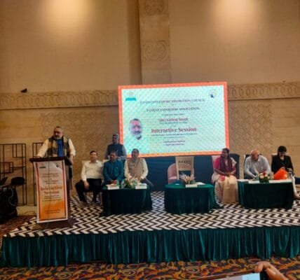 Union Textiles Minister Giriraj Singh met textile industrialists of Panipat and urged them to develop new textile products with different blends