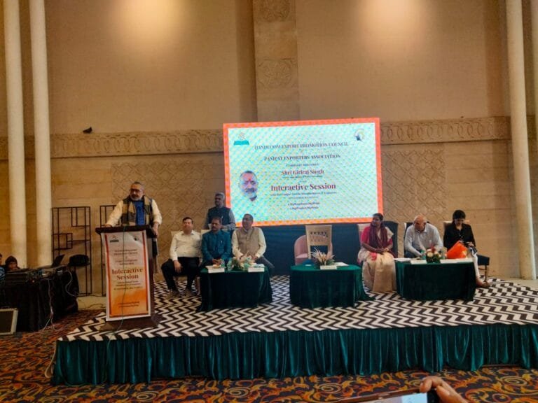 केंद्रीय कपड़ा मंत्री गिरिराज सिंह ने पानीपत के कपड़ा उद्योगपतियों से मुलाकात कर विभिन्न मिश्रणों के साथ नए कपड़ा उत्पाद विकसित करने का आग्रह किया