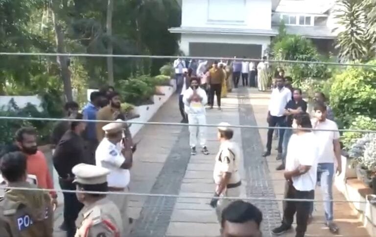 फिल्‍म अभिनेता अल्लू अर्जुन हैदराबाद के चंचलगुडा केंद्रीय कारागार में एक रात बिताने के बाद आज सुबह रिहा