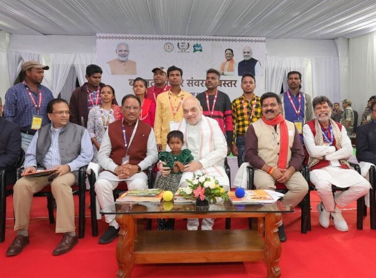 गृह मंत्री अमित शाह ने छत्तीसगढ़ के जगदलपुर में हथियार छोड़ मुख्यधारा में शामिल हुए लोगों से मुलाकात की