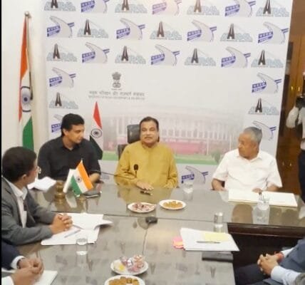 Kerala CM meets Nitin Gadkari to discuss National Highway development