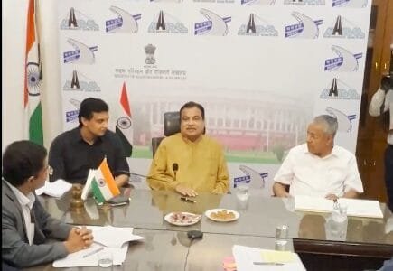 Kerala CM meets Nitin Gadkari to discuss National Highway development
