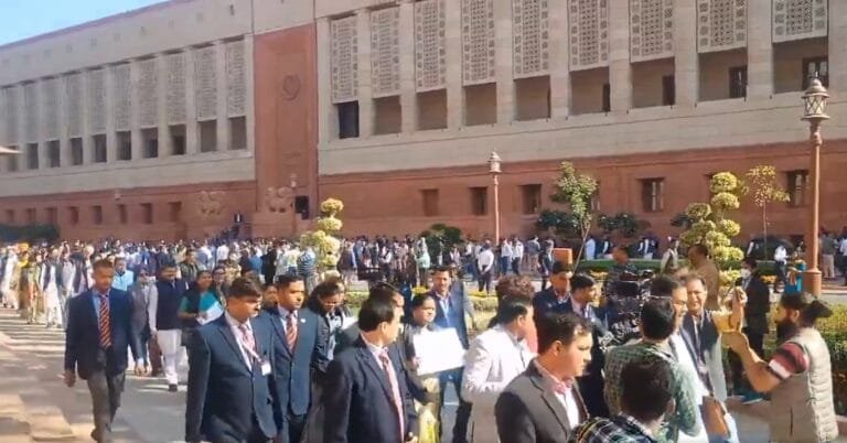 विपक्षी सांसदों ने अडानी समूह के खिलाफ कथित रिश्वतखोरी के आरोपों के मुद्दे पर आज संसद भवन परिसर में विरोध मार्च निकाला