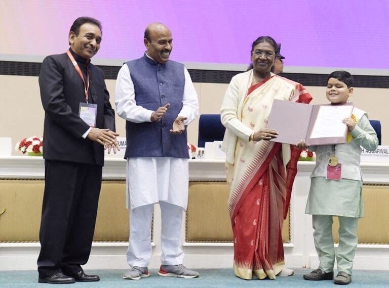 राष्ट्रपति द्रौपदी मुर्मु ने आज नई दिल्ली में अंतरराष्ट्रीय दिव्यांगजन दिवस के अवसर पर राष्ट्रीय दिव्यांगजन सशक्तिकरण पुरस्कार 2024 प्रदान किए