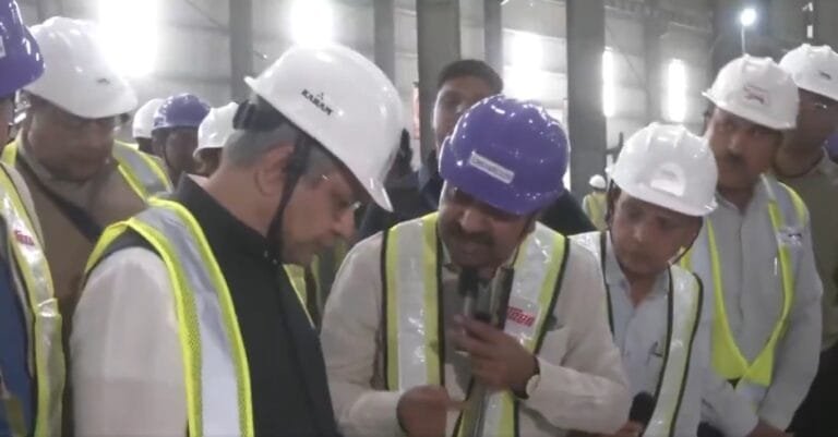 रेल मंत्री अश्विनी वैष्णव ने गुजरात के सूरत में बुलेट ट्रेन ट्रैक स्लैब निर्माण इकाई के संचालन की समीक्षा की
