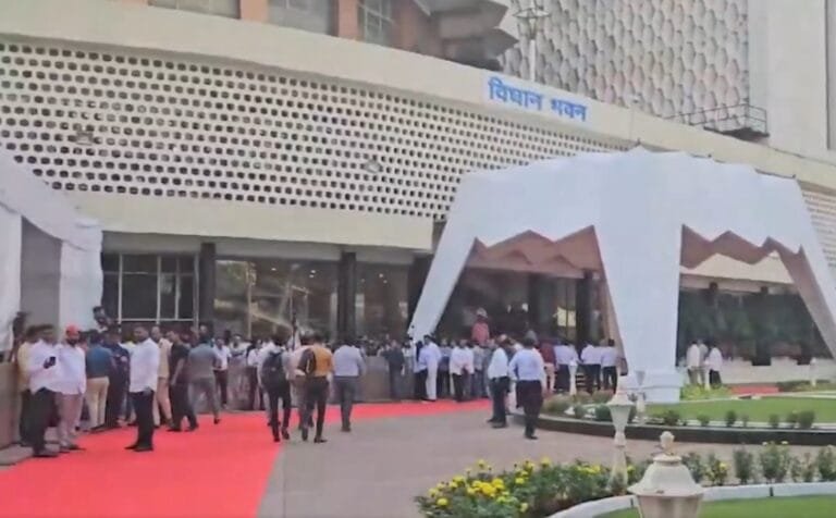 मुंबई में आज महाराष्ट्र विधानसभा का विशेष सत्र शुरू हुआ