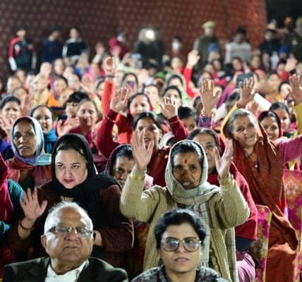 Before the Delhi assembly elections, the political atmosphere heated up with the slogans of major parties