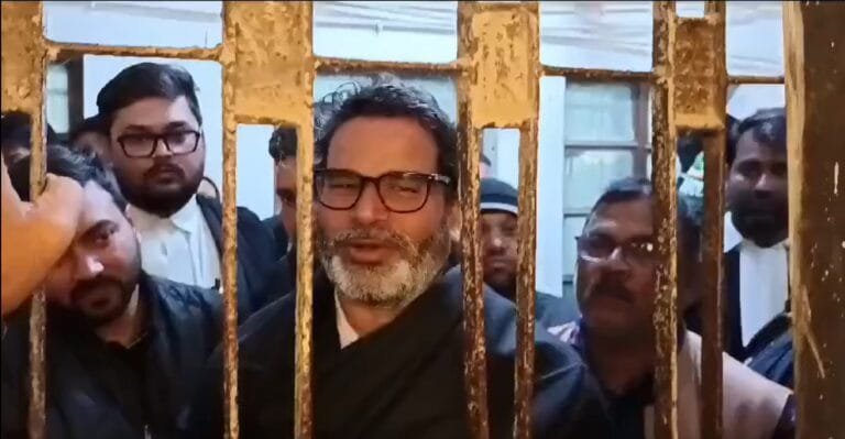 बिहार में जन सुराज पार्टी के नेता प्रशांत किशोर को बीपीएससी विवाद के संबंध में पटना में गिरफ्तार