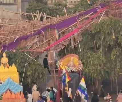 Five people died and more than 40 were injured when a temporary wooden platform collapsed in Baghpat, Uttar Pradesh